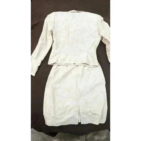 Beautiful Ivory Women's Burberry's of London Suit, 100% silk in size 4 - Picture 2 of 5